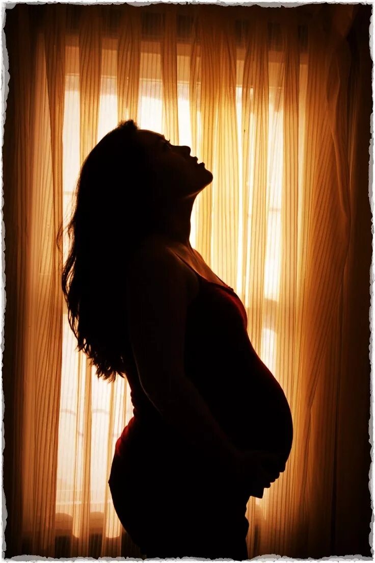 Pregnant brunette. Волосы беременной. Фотосессия беременной в низком ключе. Беременская девушка. Pregnant brunette.