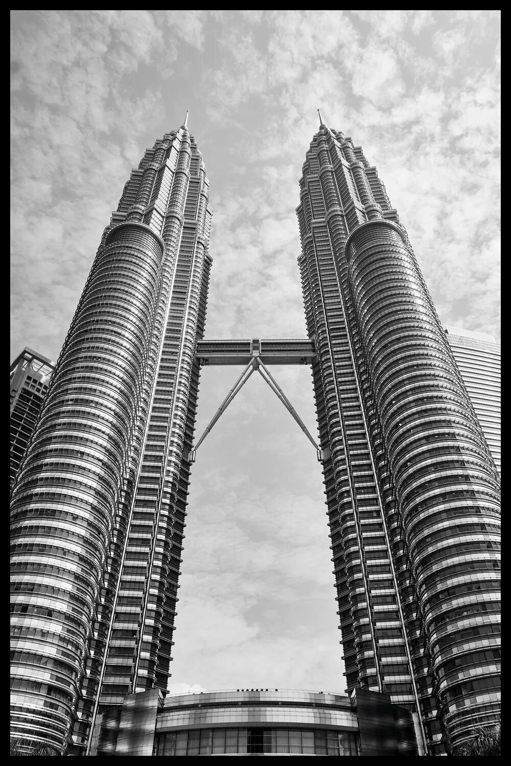 Пирамида в архитектуре лувр. Симметричные здания в архитектуре. Пирамида в музее лувр в париже. Симметричное здание. Симметричные архитектурные сооружения.