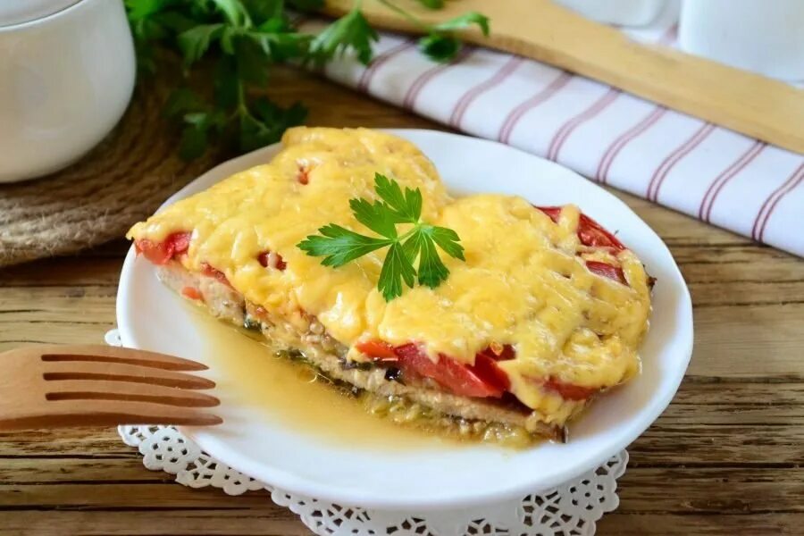 Рецепт запеканки с фаршем картофелем помидором сыром. Запеканка с куриным филе. Запеканка из баклажанов. Куриная запеканка с сыром. Запеканка из куриного филе в духовке.