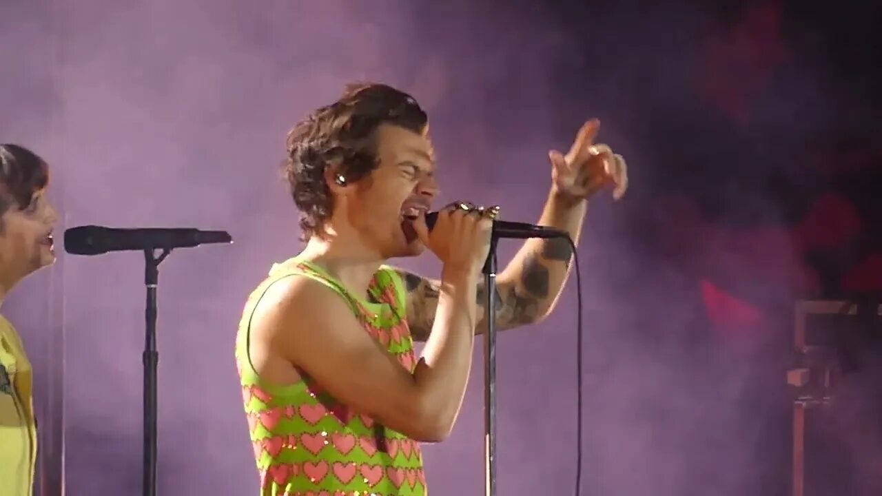 Harry styles matilda. Harry styles кассета. harry styles body 2025. harry styles 2025. харри чили.
