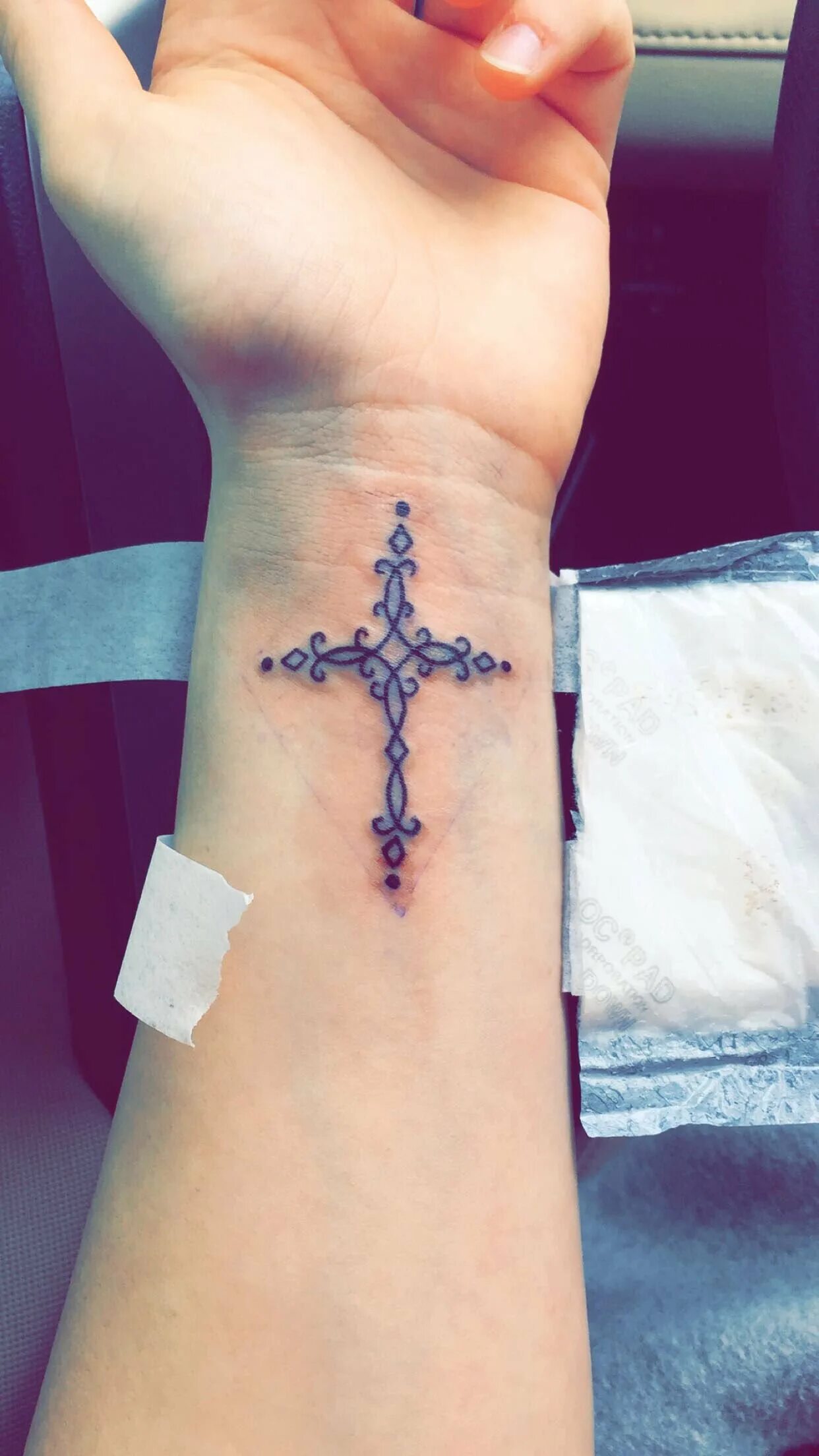 тату крест павла прилучного. тату кресик на запясти. тату крестик на запястье. павел прилучный тату крест. тату крест.