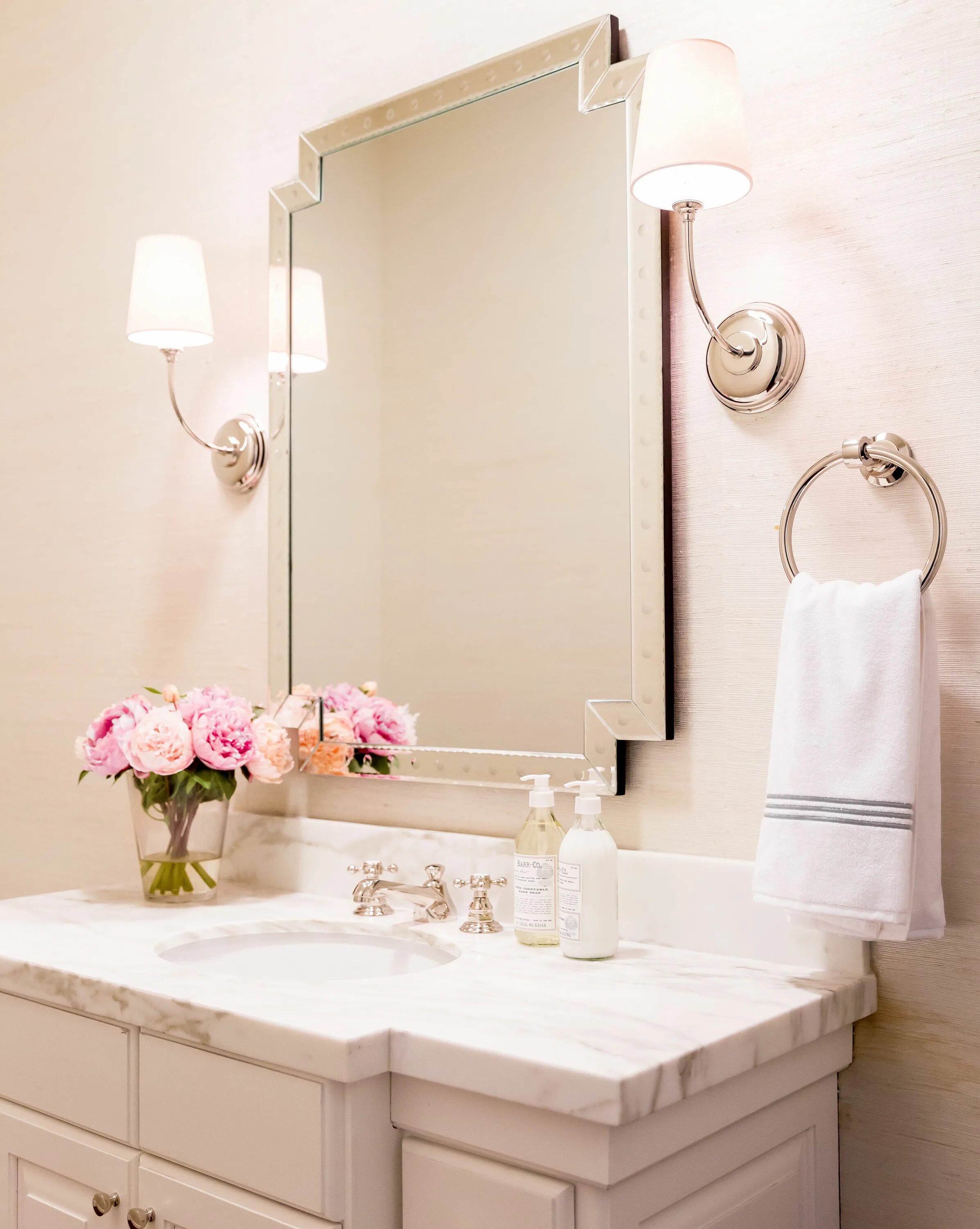 Зеркало в интерьере ванной комнаты. Зеркало над раковиной. Современные зеркала в ванную комнату. Полотенце в ванной в интерьере. Полотенце раковина