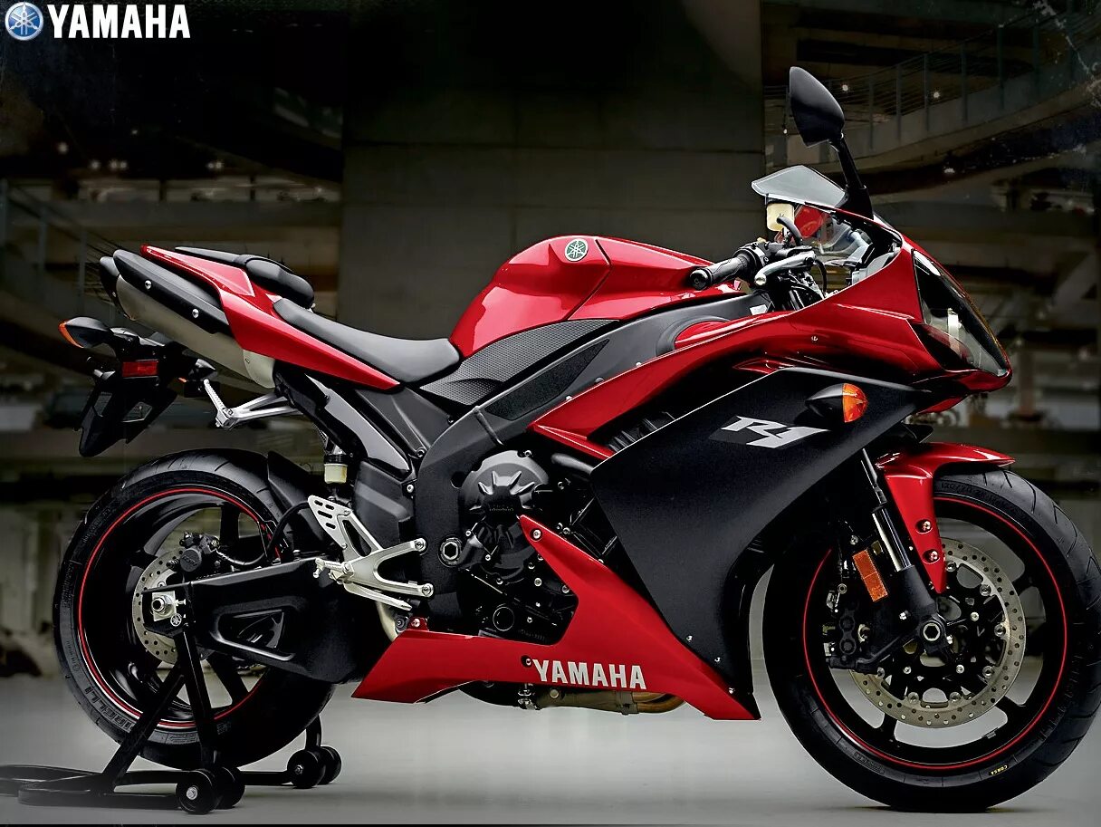 Yamaha r6 red. Yamaha r1 2004 красный. Yamaha r6 600 кубов. Мотоцикл ямаха r1. Yamaha красный.