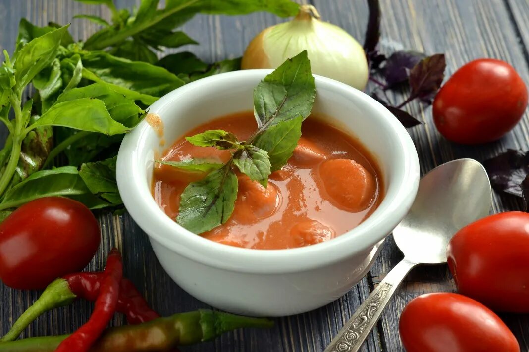 Томатный суп пюре. Суп из помидоров с чесноком. Овощные супы-пюре томатный. Суп пюре из томатов.