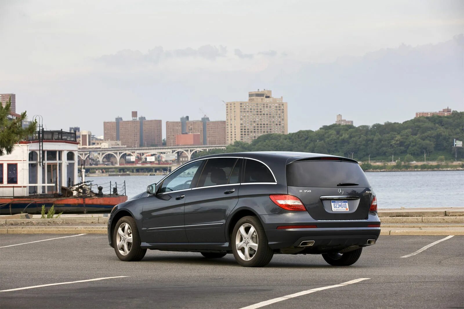 Mercedes-Benz r-class 2012. Mercedes Benz r350. Мерседес-Бенц r350 4matic. Мерседес r class 2012.