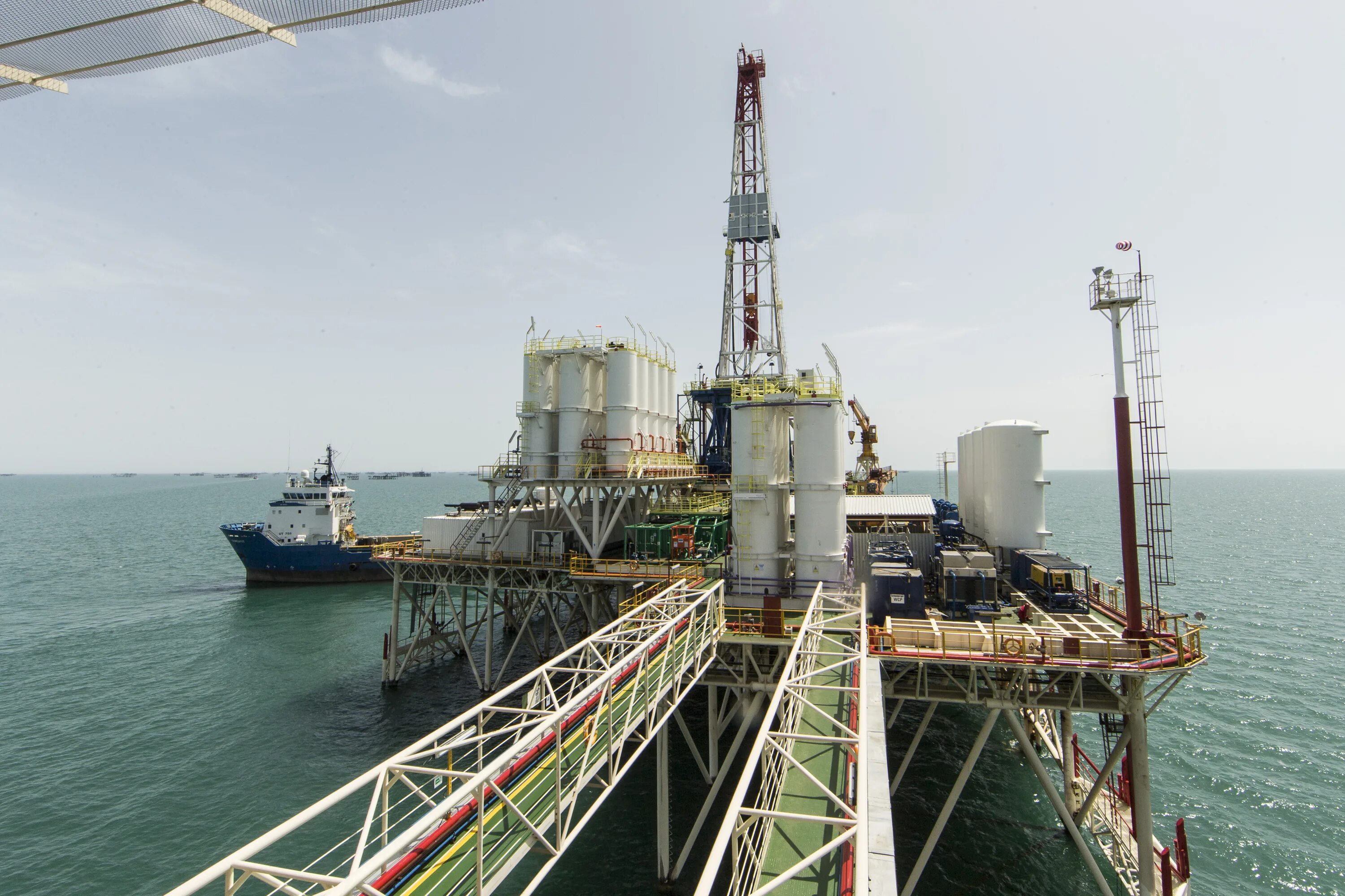 Карта месторождений каспийского моря. Нефтяное месторождение в баку. Нефтяные месторождения азербайджана на карте. Месторождение азери-чираг-гюнешли. Месторождение нефти дагестанские огни.