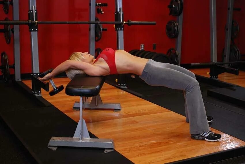 Тренировка для грудных мышц для женщин в тренажерном зале. Упражнения на спину для девушек. Упражнения на грудные мышцы для девушек в тренажерном. Пуловер с гантелью.