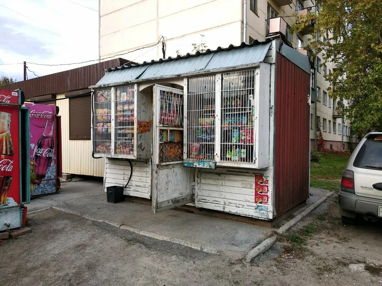 Ларек продовольственный. Продуктовый киоск. Ларек в россии. Киоск продукты. Продуктовый ларек.