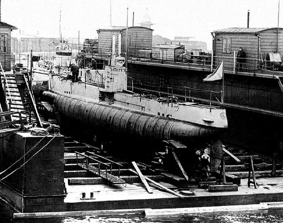 Первая подводная лодка дреббеля. Первая электрическая подводная лодка. Атомная подводная лодка наутилус сша. Первая электрическая подводная лодка. Подводная лодка "наутилус" 19 век.