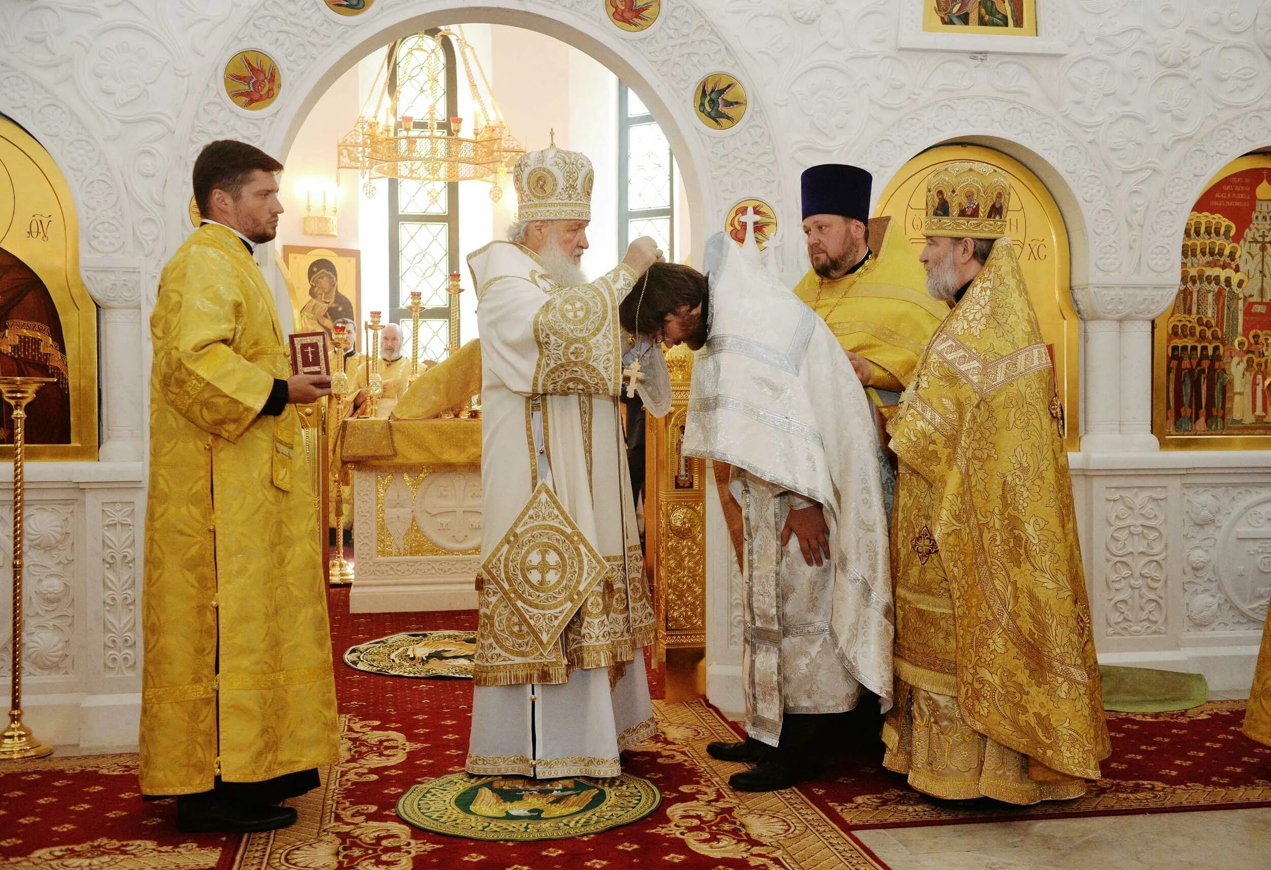 Отец георгий храм строгино. Храм новомучеников в строгино внутри. Собор новомучеников и исповедников российских в новокосино. Строгинский бульвар церковь новомучеников и исповедников российских. Церковь в строгино у метро.