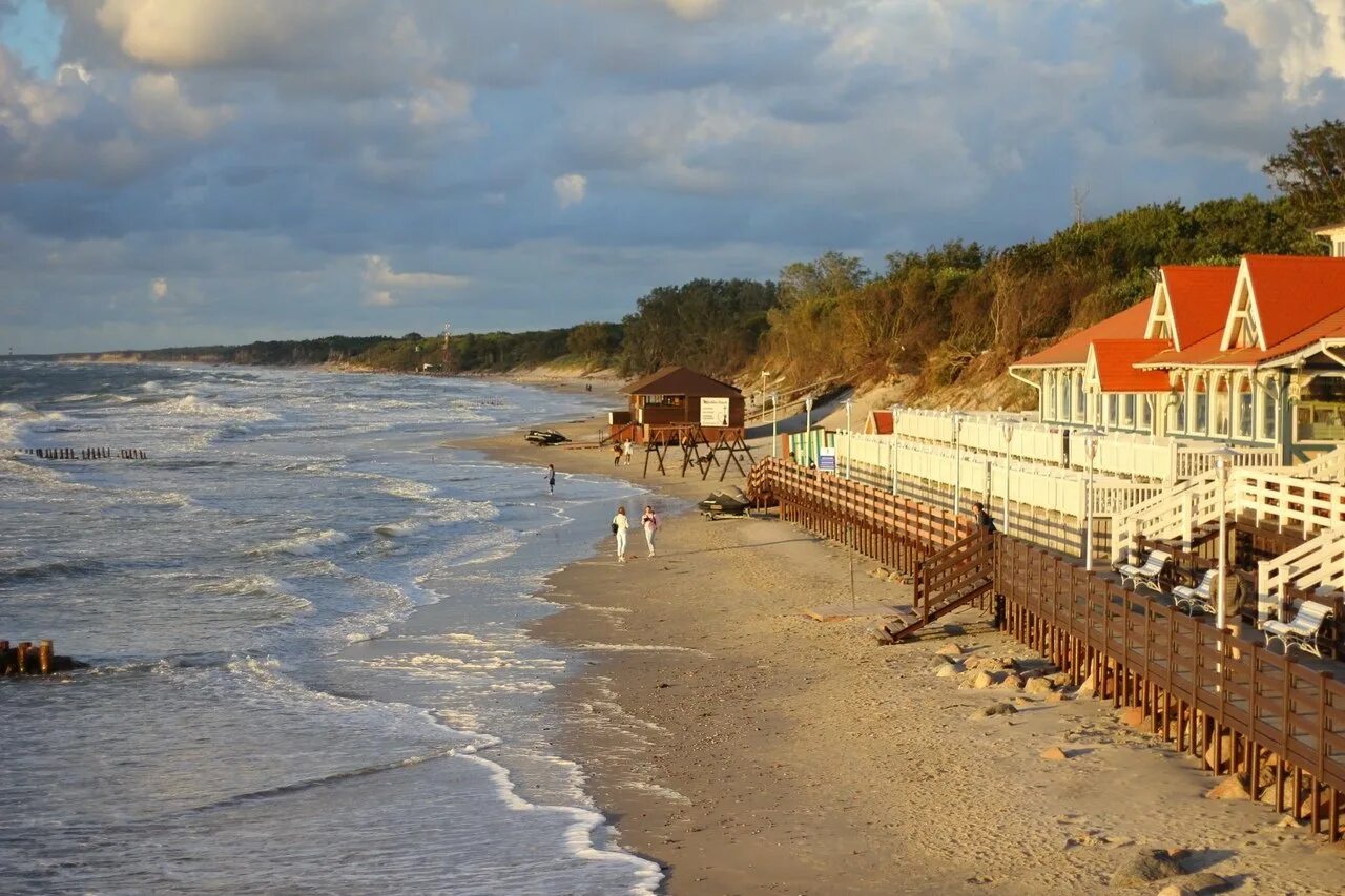 Море в зеленоградске сейчас. Балтийское море Зеленоградск Светлогорск. Берег Балтийского моря Зеленоградск. Берег Балтики Зеленоградск Светлогорск. Янтарный Светлогорск море.