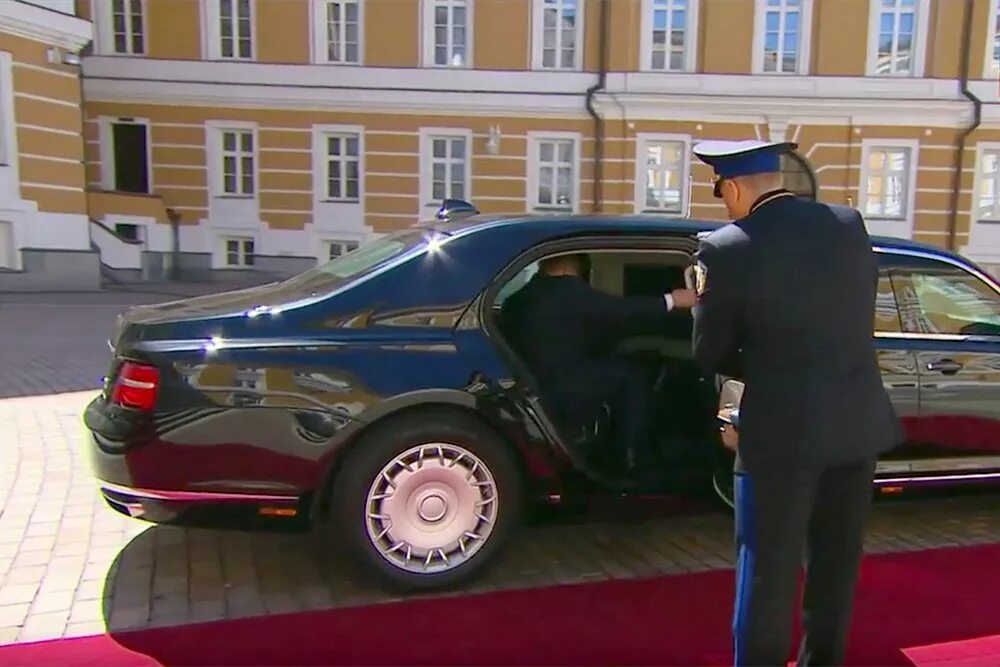 Президентский автомобиль. Аурус кортеж президента. Автомобиль президента России Путина Аурус. Лимузин Путина аурис. Аурис машина Путина.