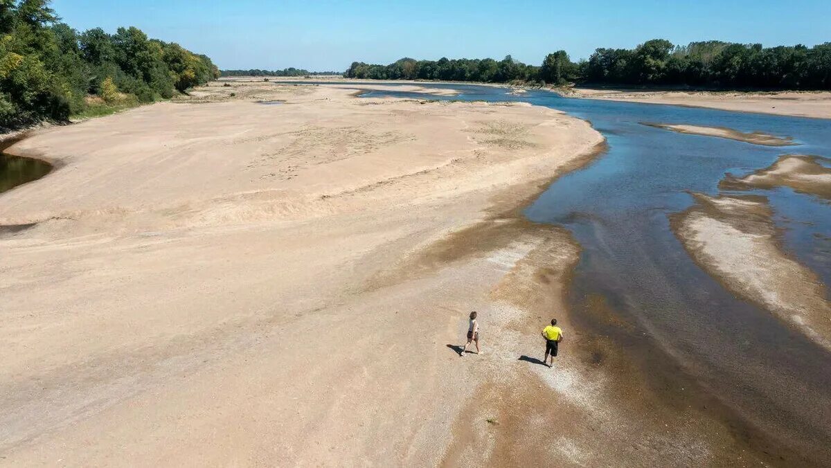Вторая длиннейшая река. Река Луара во Франции. Река Луара пересохла. Во Франции пересохла Луара.