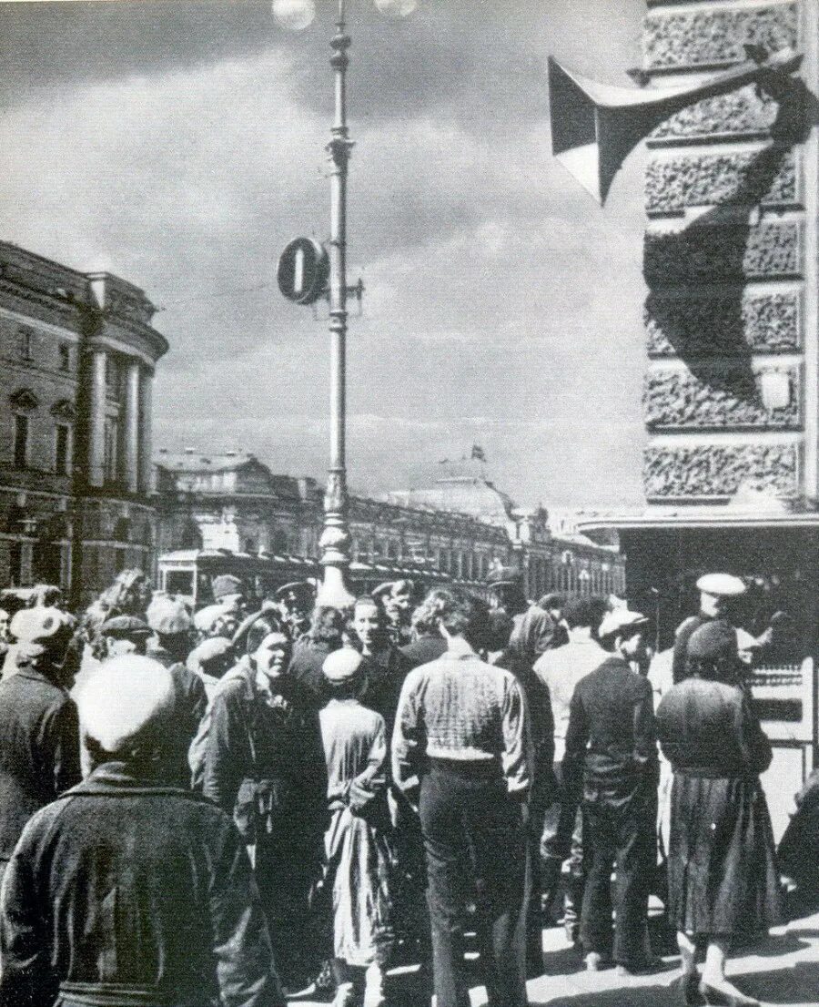 Первый день войны в москве. 22 Июня 1941 люди у репродуктора. Начало войны 1941. Молотов речь 22 июня 1941.