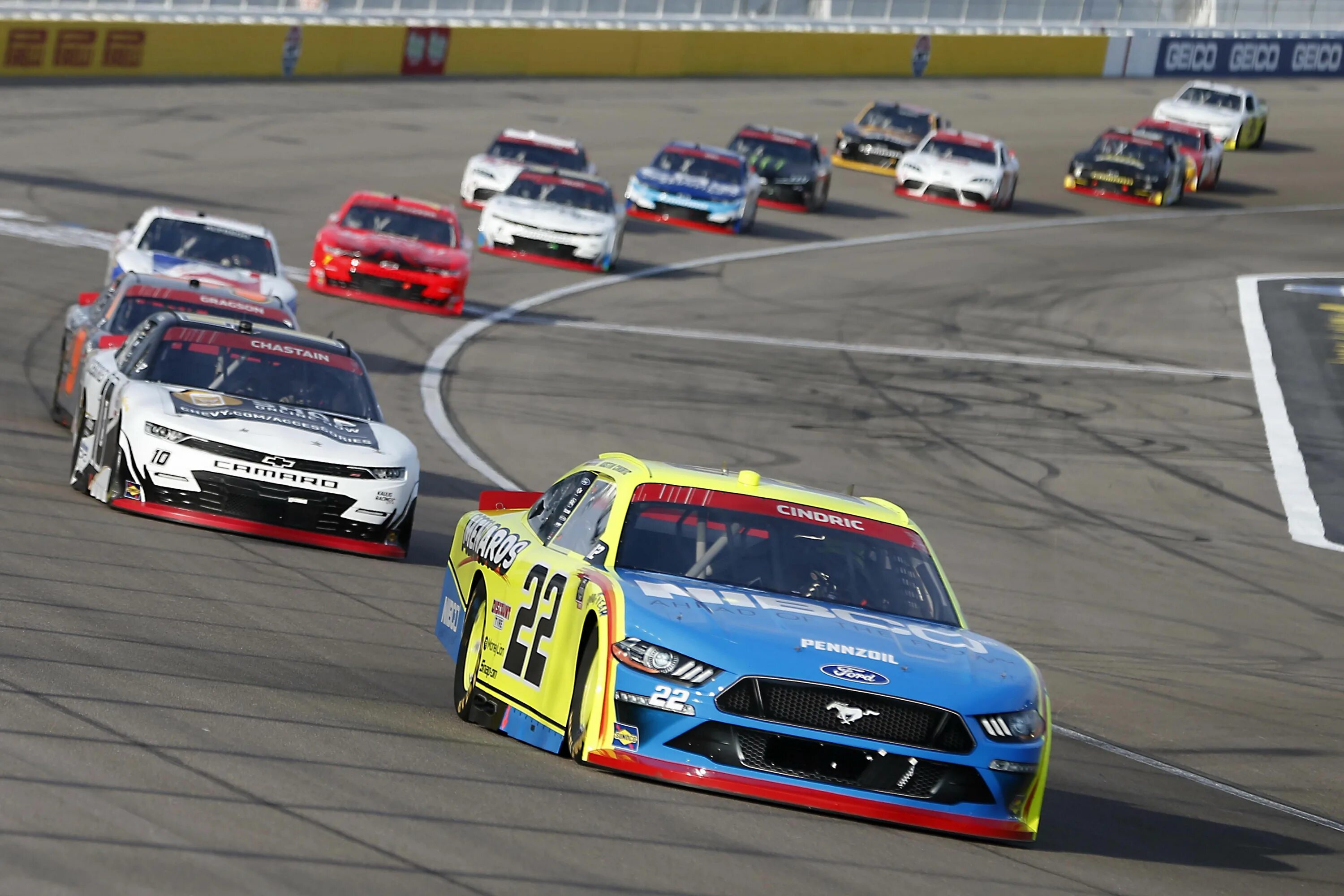 Daytona international speedway. Самые большие трассы nascar могут вместить до 190 000 человек на трибунах. Финикс трасса наскар. Race is today. Race is today.