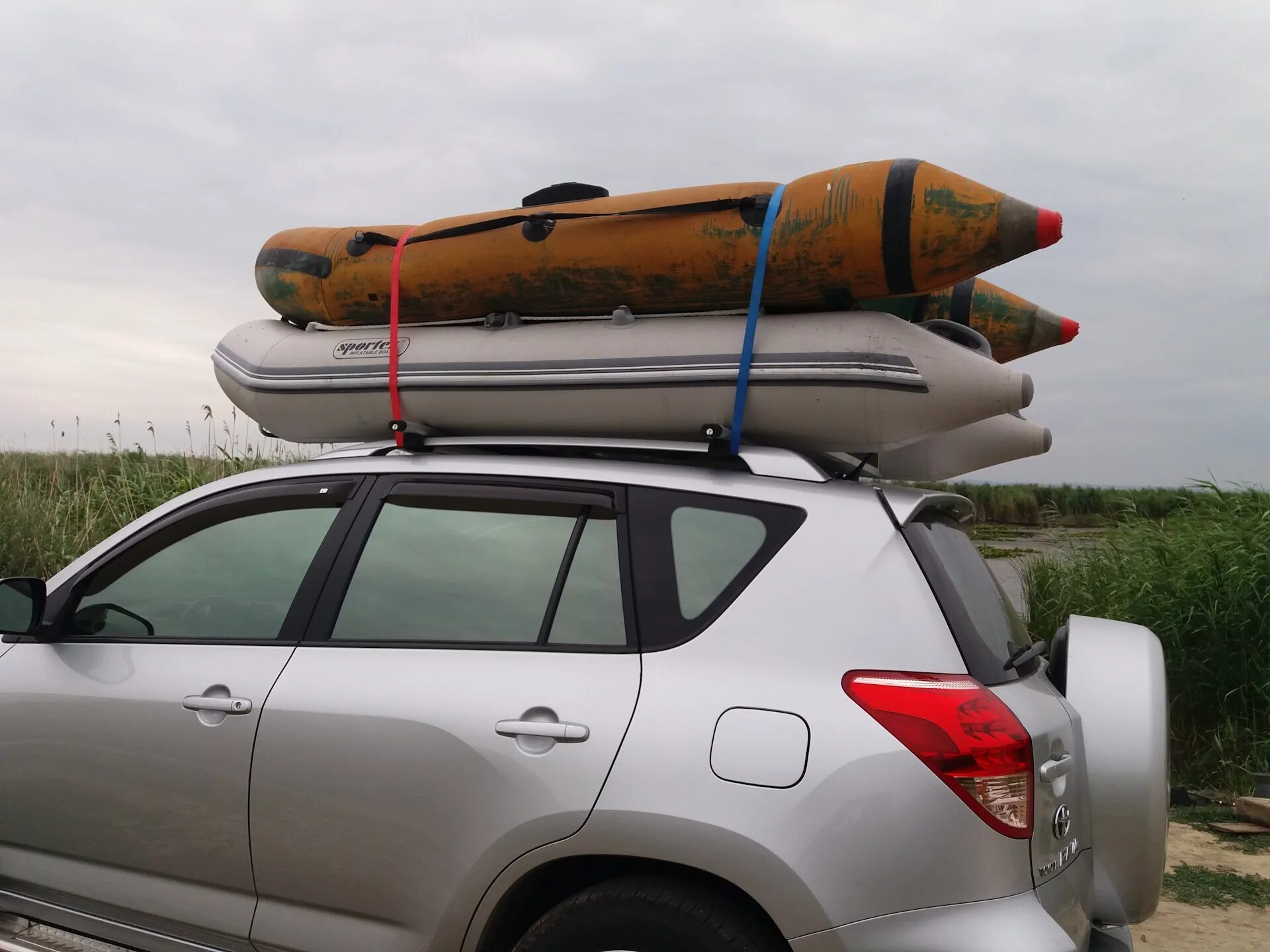 Toyota RAV 4 Roof Top Tent. Багажник на крышу для перевозки лодки ПВХ 3200 Нива Шевроле. Лодка ПВХ на крыше рав 4. Багажник на крышу ГАЗ 3110 для перевозки лодки ПВХ.