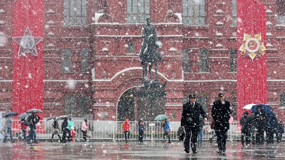 Снег в Москве на 9 мая. Красная площадь дождь. Парад Победы в дождь. Снежная Москва.