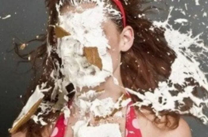 На днюхе девушку ткнули лицом в торт. Фотосессия с тортом в лицо. Торт с лицом девушки.