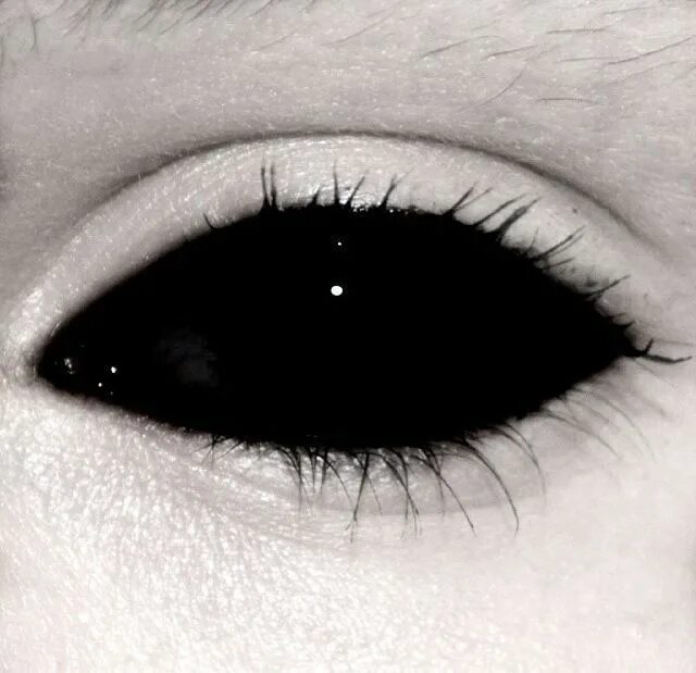 Хочу черные глаза. Black sclera 2 линзы. Черные глаза. Черные демонические глаза.