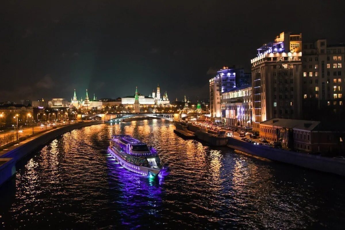 Когда будет вечер в москве. Ночная прогулка на теплоходе Москве реке. Ночная Москва река теплоход. Ночная Москва Рэдиссон. Флотилия Рэдиссон ночная Москва.