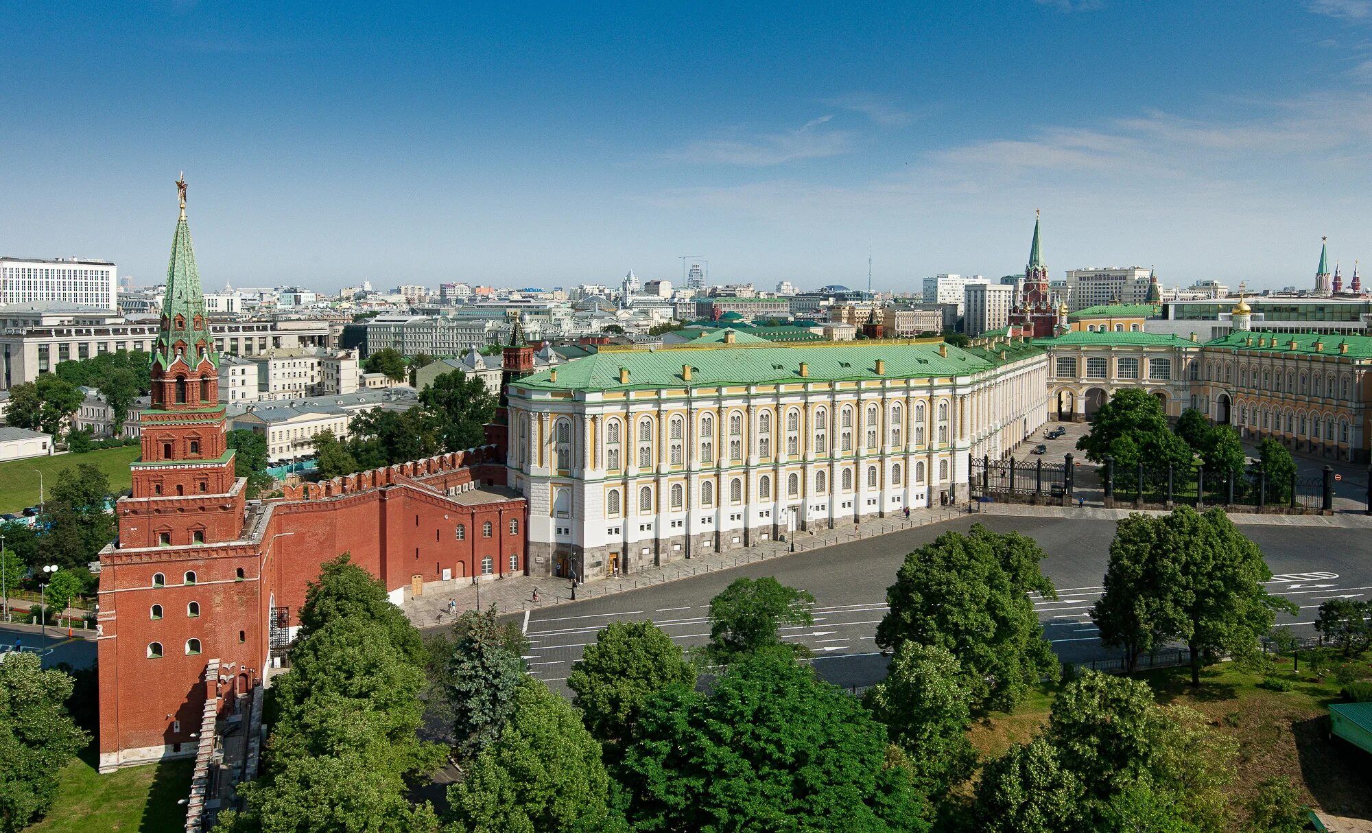 Резиденция президента россии в московском кремле. Оружейная палата Московского Кремля здание. Большой Кремлевский дворец и Оружейная палата. Здание большого кремлевского дворца и оружейной палаты в Москве. Оружейная палата Московского Кремля сверху.