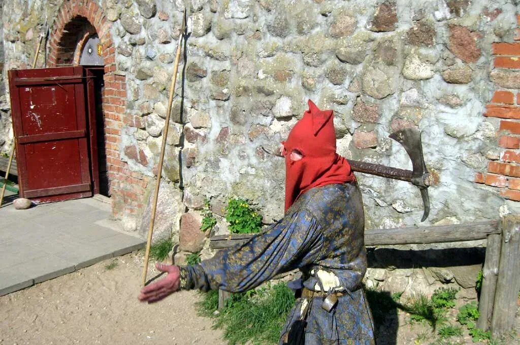 качества палача. костюм средневекового палача. топор для отрубания головы. колпак палача. качества палача.