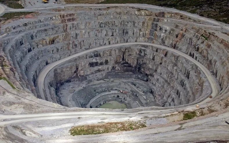 Алмазный рудник Ekati. Алмазный карьер Дьявик Канада. Алмазный рудник в Канаде. Алмазная шахта Диавик Канада.