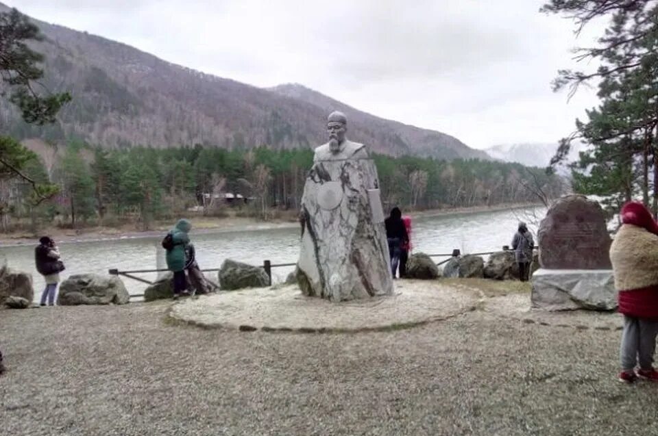 Памятник рериху на катуни. Памятник рериху горный алтай. Памятник рериху на катуни. Памятник рериху бирюзовая катунь. Парк рериха на бирюзовой катуни.
