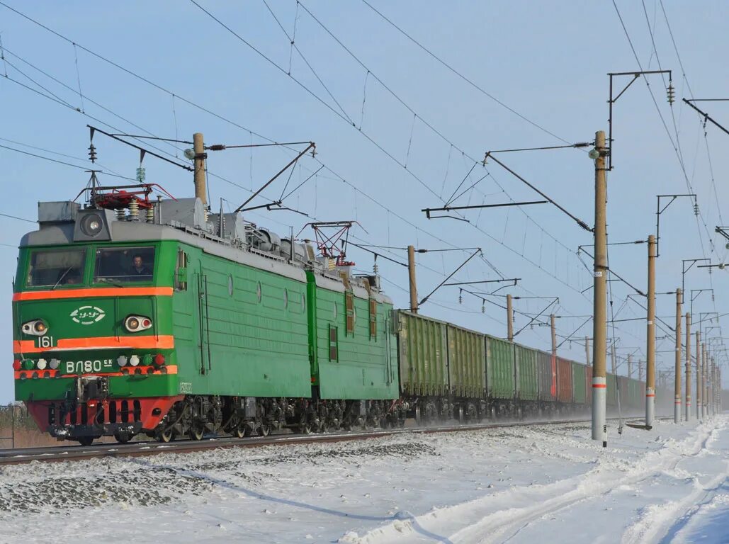 Мяч спокойной лежащий на столе вагона