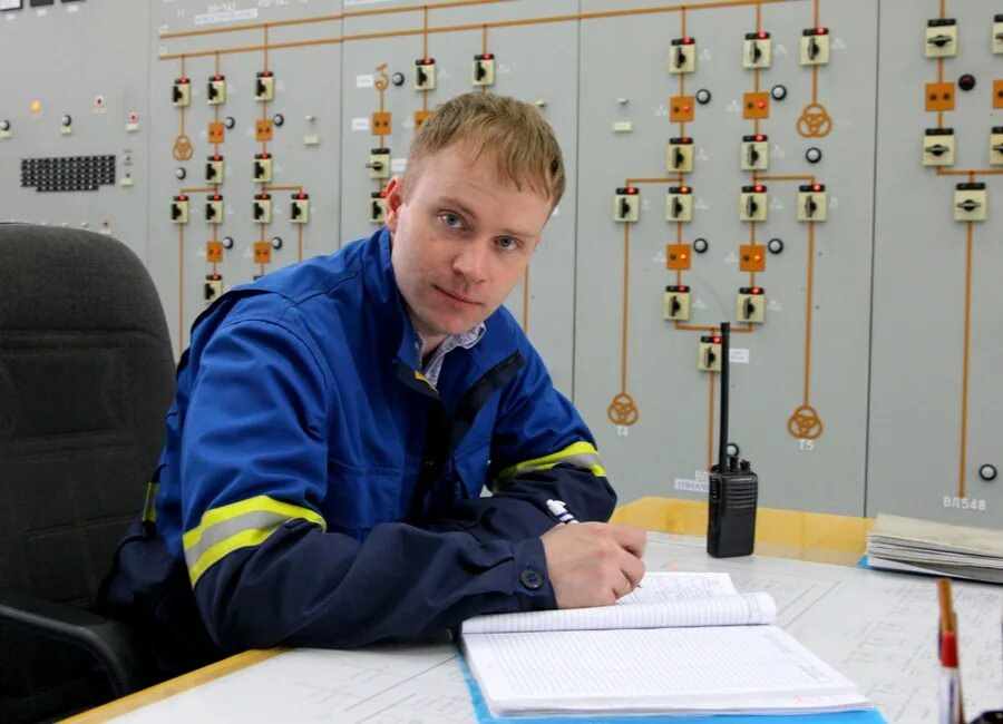 дежурный инженер. смоленская аэс бщу-2. работник электросетей. работа дежурным инженером. дежурный инженер.