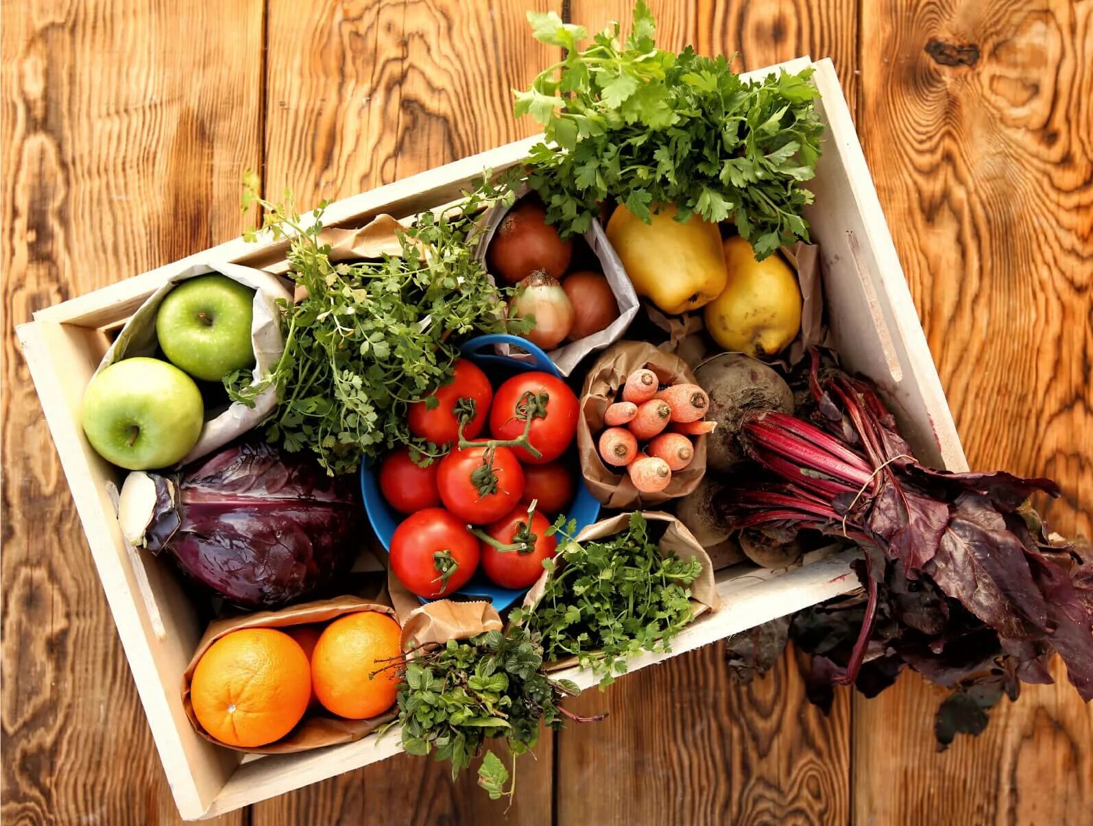 Органическая живая пища. Овощи и фрукты. Органические продукты. Фермерские овощи. Экологически чистые продукты.