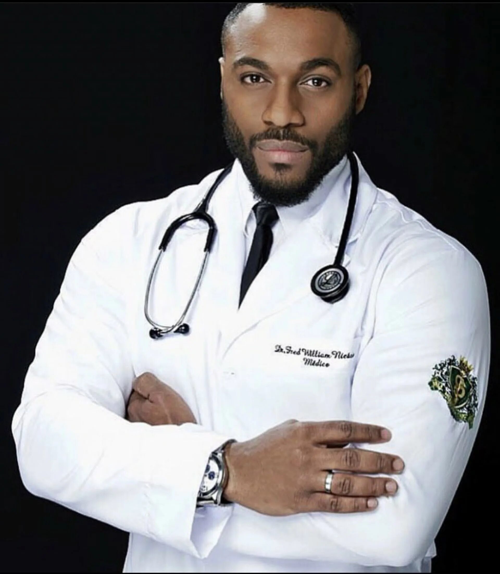 Чернокожий врач. Доктор Блэк. Черный врач. Доктор афроамериканец.