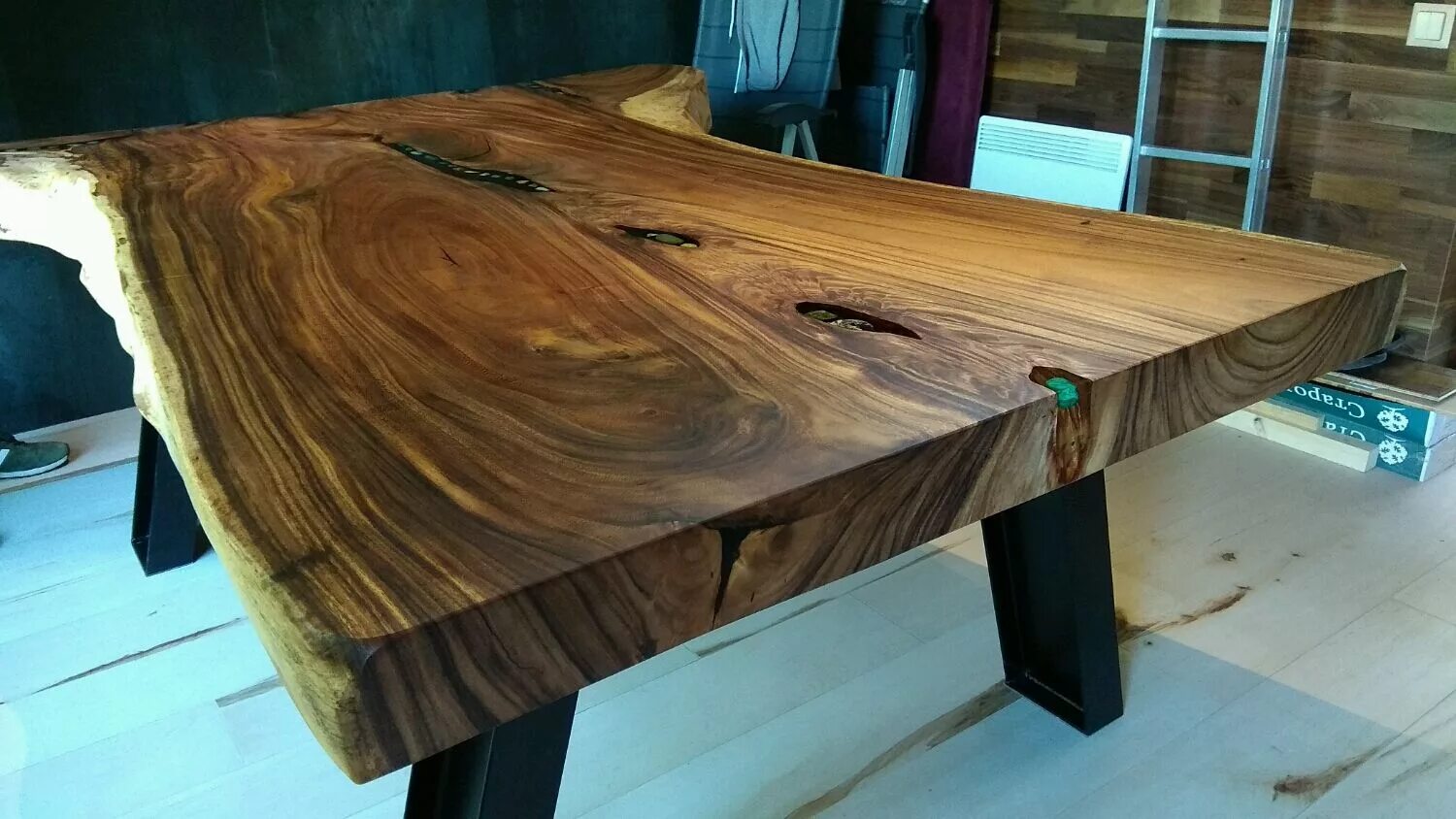 Необычные столы. Красивая деревянная мебель. Стол из слэба карагача. Необычная деревянная мебель. Дизайнерские столы из дерева.