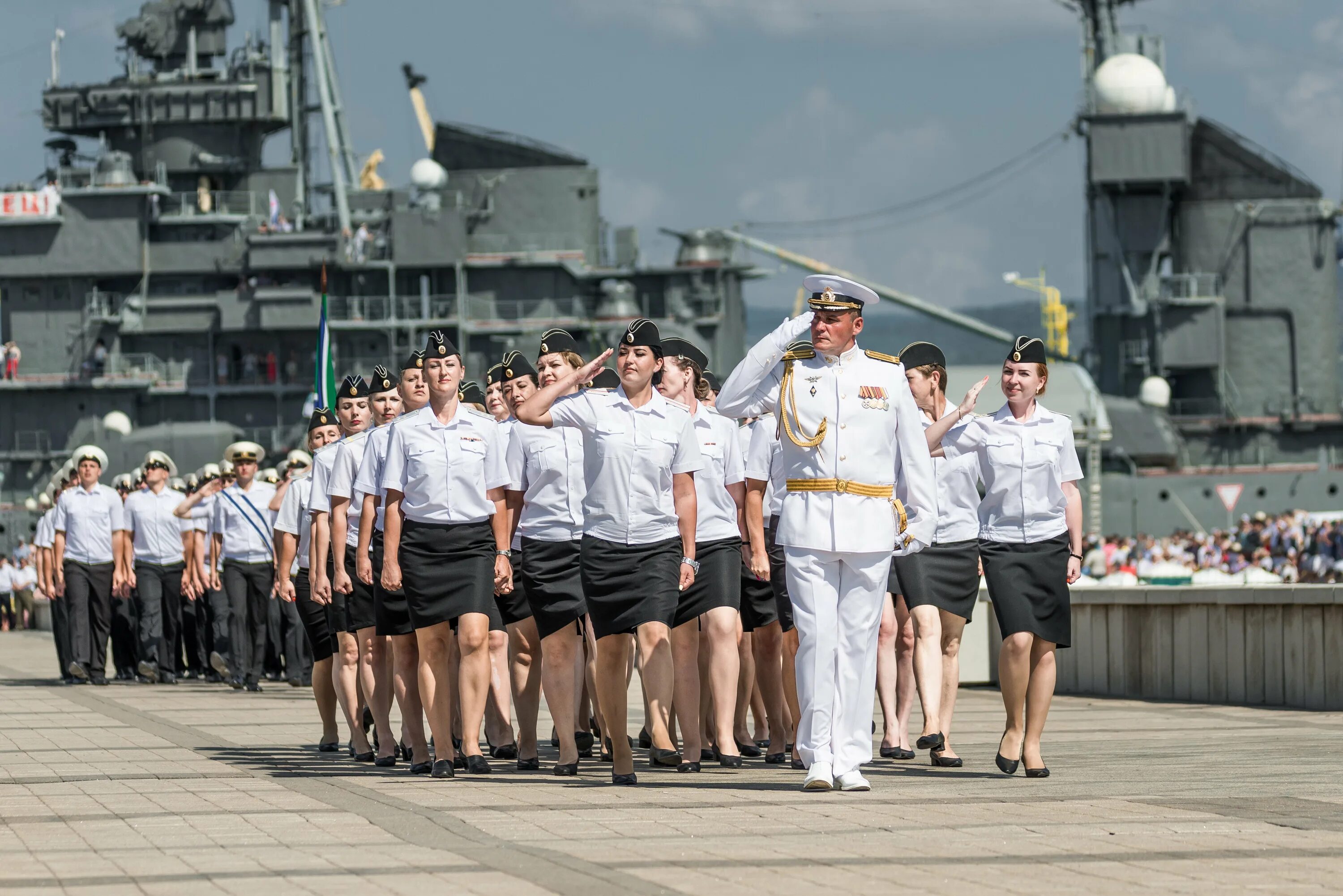 Моряк военно морского флота. День ВМФ Новороссийск 2023. Парад ВМФ В Новороссийске 2023. Новороссийск парад военно морского флота. ЧФ Новороссийская ВМБ.