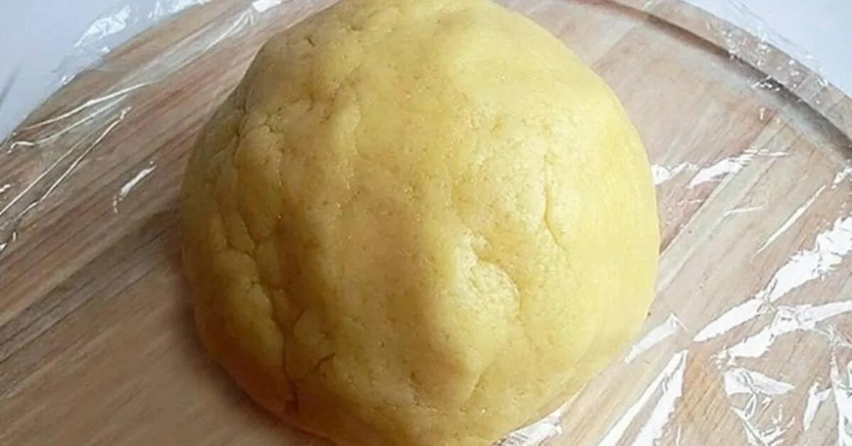 Рассыпчатое мягкое тесто. Яйцо на тесто фото. 3 гр сливочного масла это. при какой температуре нужно готовить песочное тесто.