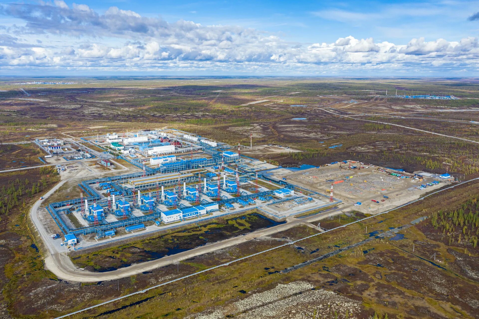 Ямбург компрессорная станция. Ямбургское месторождение газа. Астрахань оренбург ямбург это центры добычи. Что добывается в астрахани оренбурге и ямбурге. Поселок ямбург.