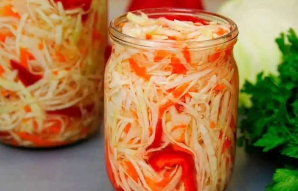 Маринуем капусту с уксусом. Капуста с уксусом. зимние салаты в банках. капуста маринованная с морковью. салат из капусты на зиму.