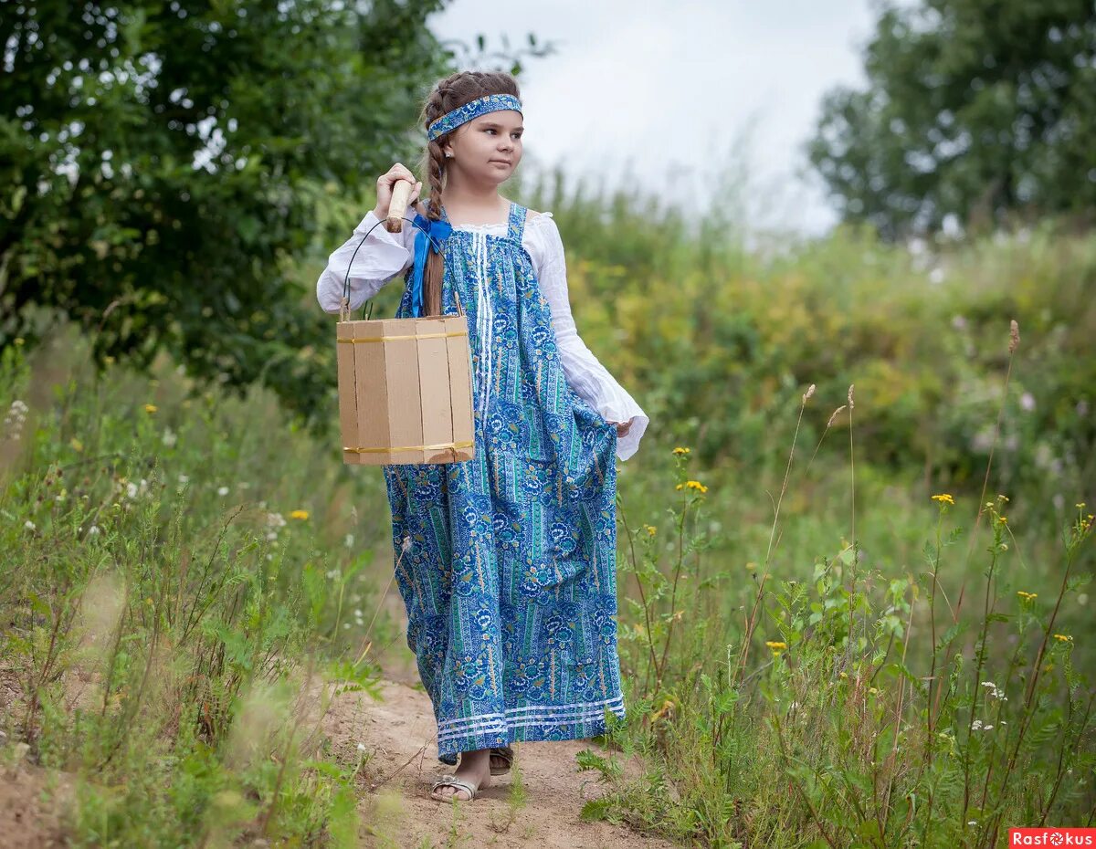 Сарафан крестьянка. Костюм деревенской девушки. Девушка в сарафане. Сарафан для девочек. По бережку ходил