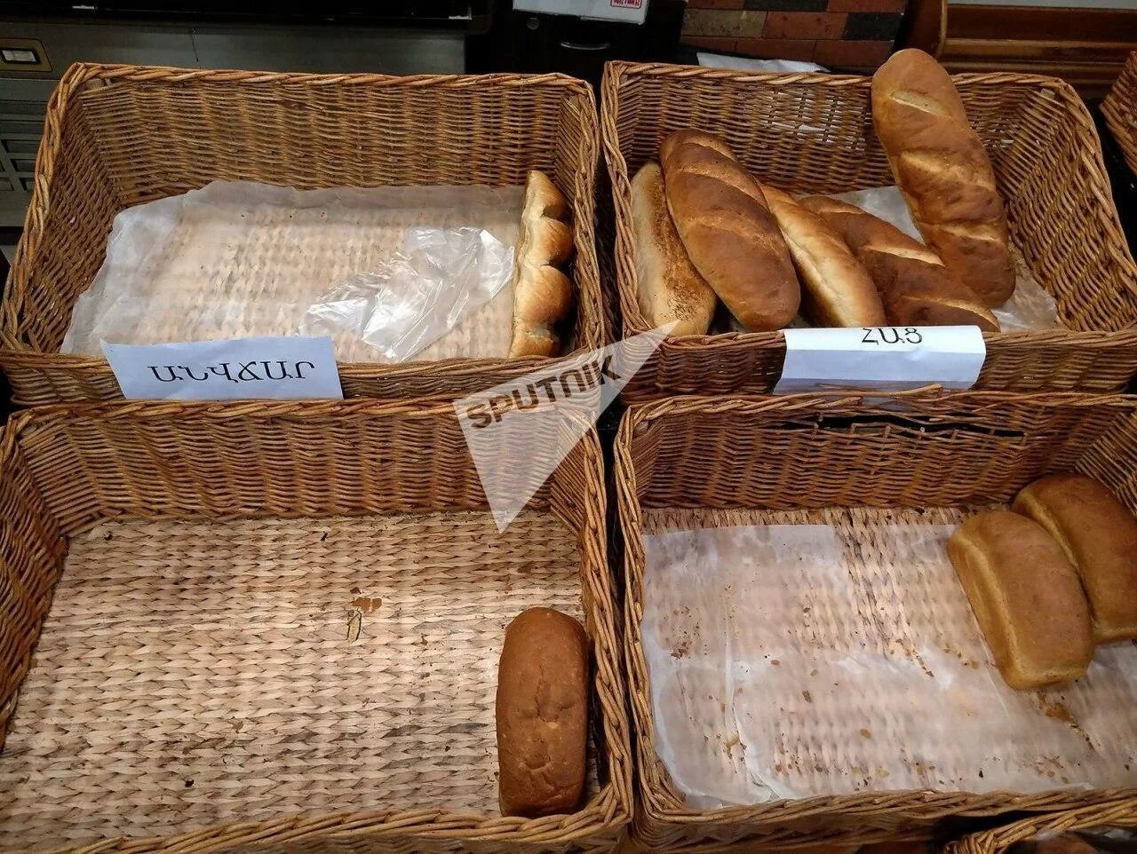 Хлеб в магазине. Ящик для хлеба. Корзина для хлеба. Хлеб из магазина батон. Сонник видеть хлеб