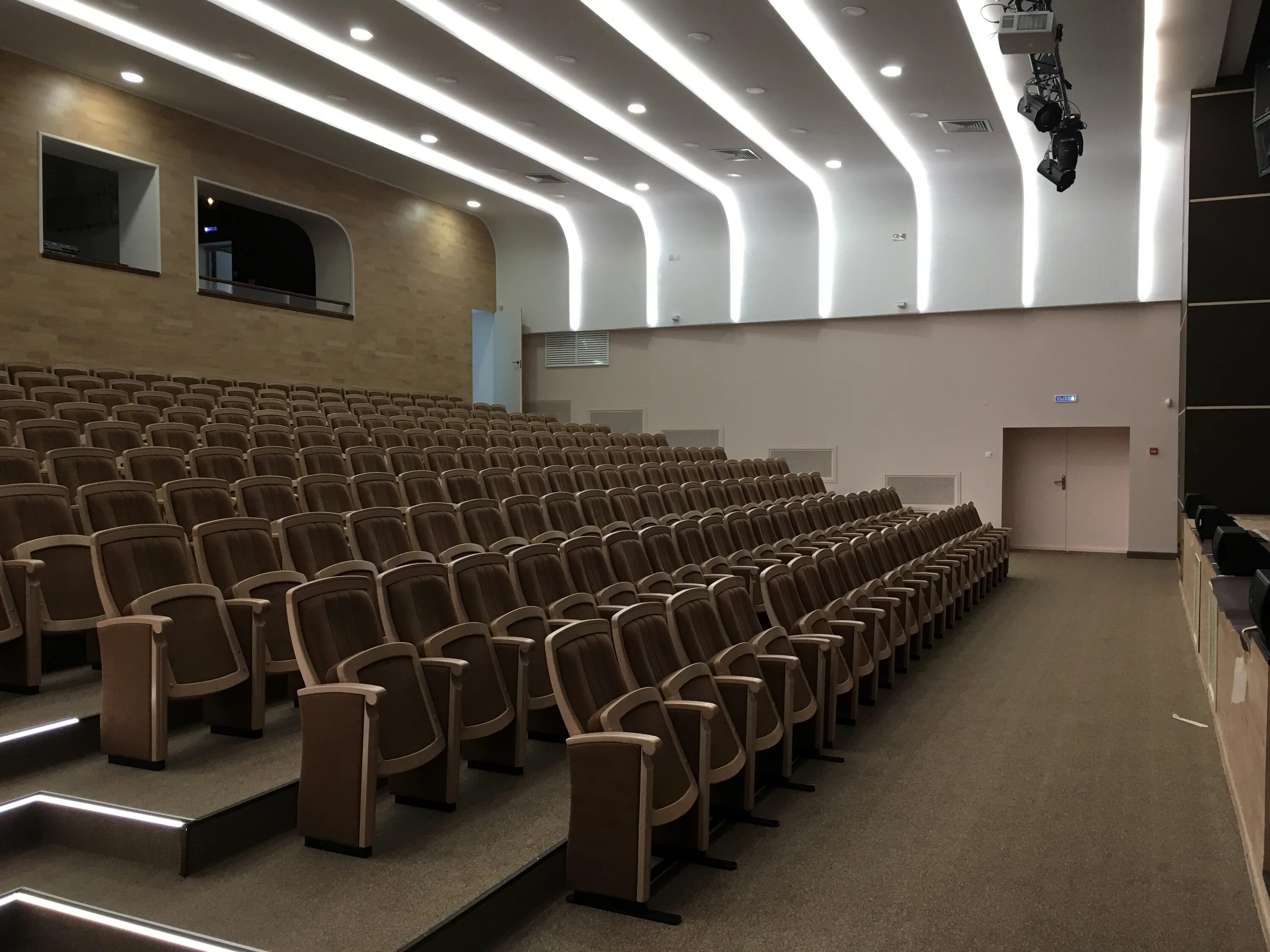2 зрительных залах. кресла в зрительный зал дома культуры. 2 сцена мариинского театра санкт-петербург. интерьер фойе кинотеатра. 2 зрительных залах.