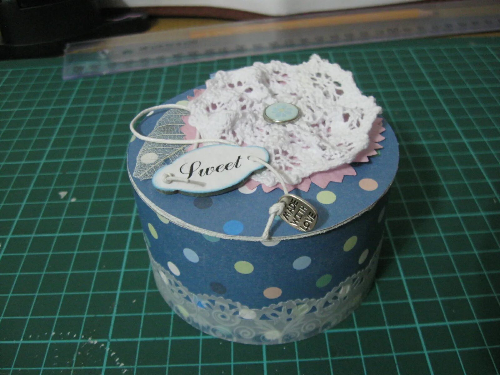 цветной картон клей ножницы. клеящие полоски из бумаги. поделки из бумаги без клея и скотча. обклеить углы коробки. пиалка из бумаги без клея.