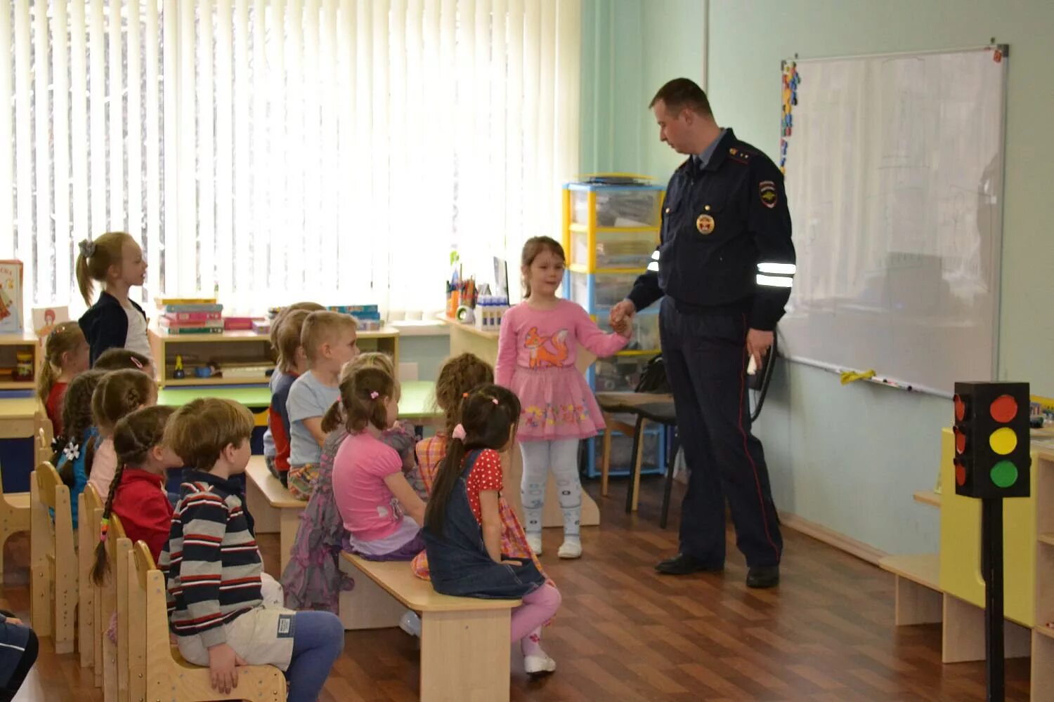 Родительское собрание дети на дороге. ПДД В детском саду. Беседа с полицейским в детском саду. Занятия ПДД В детском саду. Инспектор ГИБДД всдетском саду.