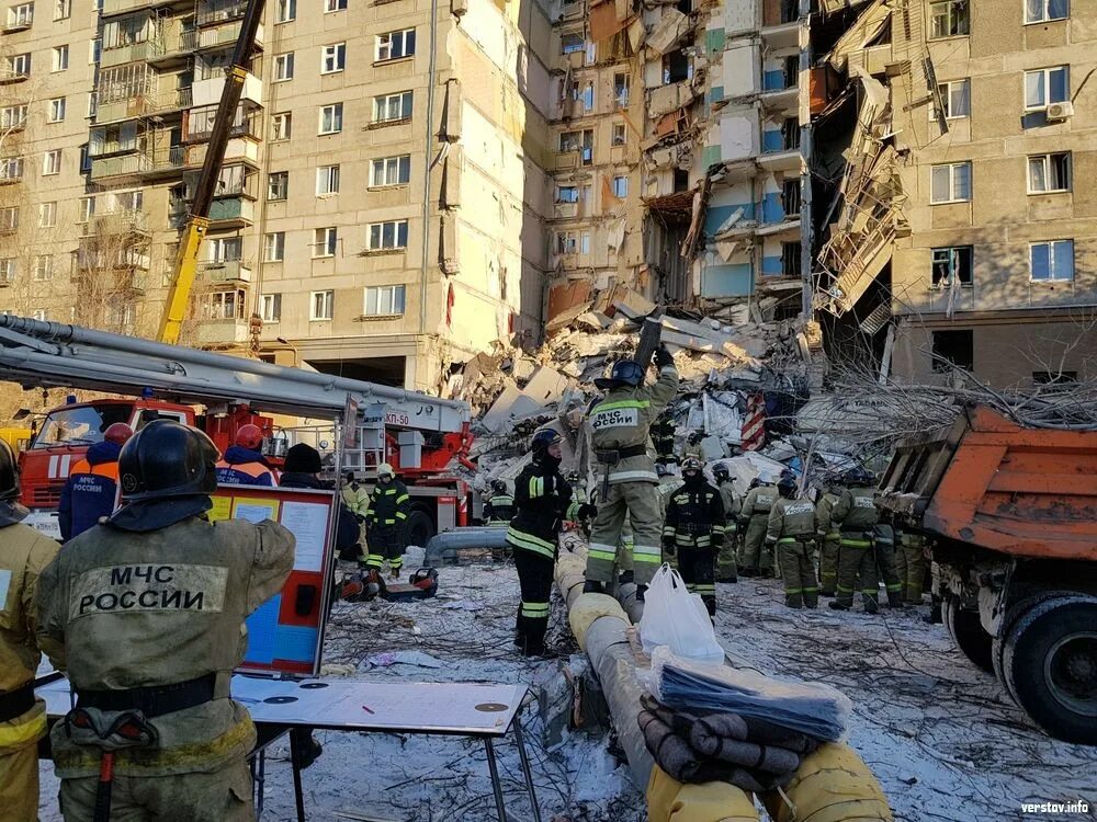 Разбор завалов. Разбор завалов техника МЧС. Магнитогорск обвал дома.