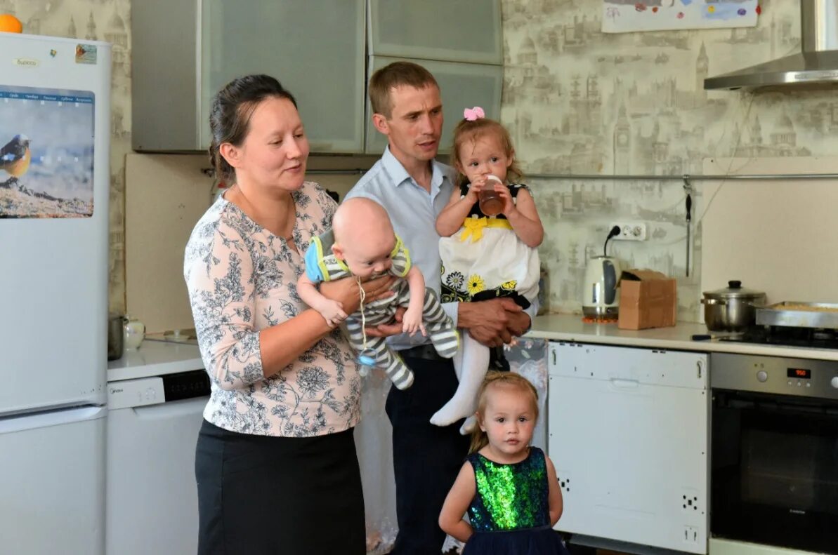 Многодетная семья сколько детей в 2024 году. Семья Брит Барнаул. Семья Брит Барнаул многодетная. Нодар Шония Барнаул семья.