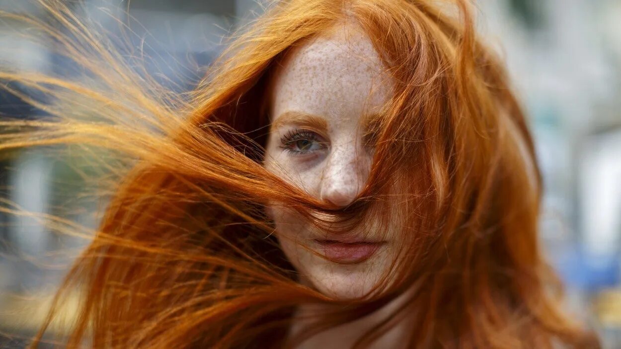 Конопатая девушка. Рыжая мишель. Девушка с рыжими волосами. Бывают рыжие девочки. Рыжие с голубыми глазами.