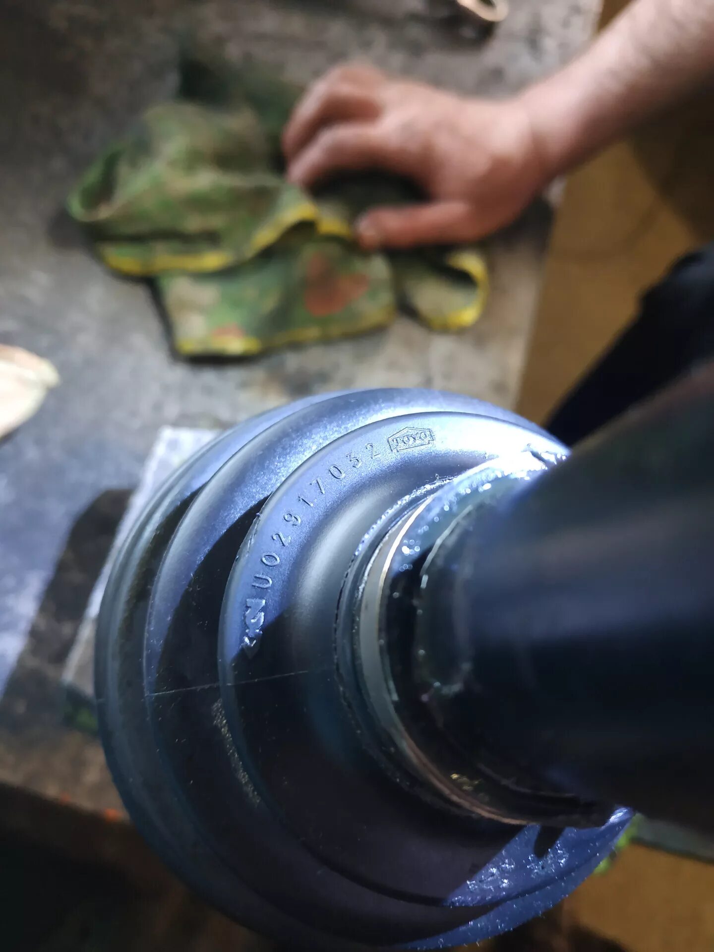 Замена передних пыльников мазда. Gkn 304824 пыльник шруса. пыльник наружнего шруса мазда cx5. тойота авенсис замена пыльника шруса. замена пыльника наружного шруса мазда сх5.