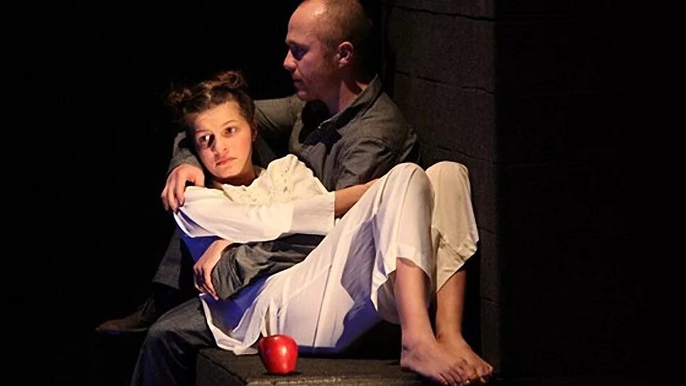 спектакль ближе отзывы. гоголь-центр руководитель. спектакль братья исакова. гоголь центр 2 комнаты. спектакль братья гоголь центр.