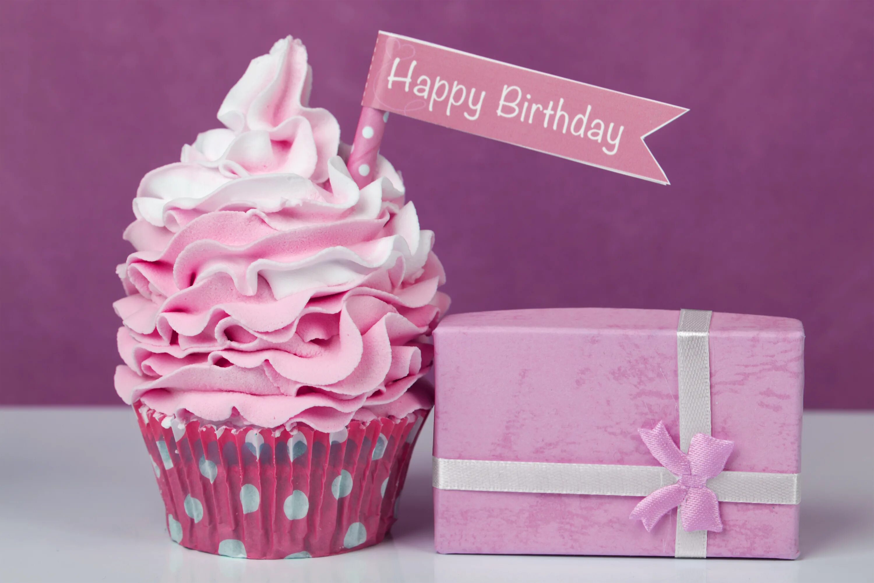 Стильные картинки с днем рождения. С днем рождения. Сладости на день рождения. Пирожные на день рождения. Открытка с днём рождения.