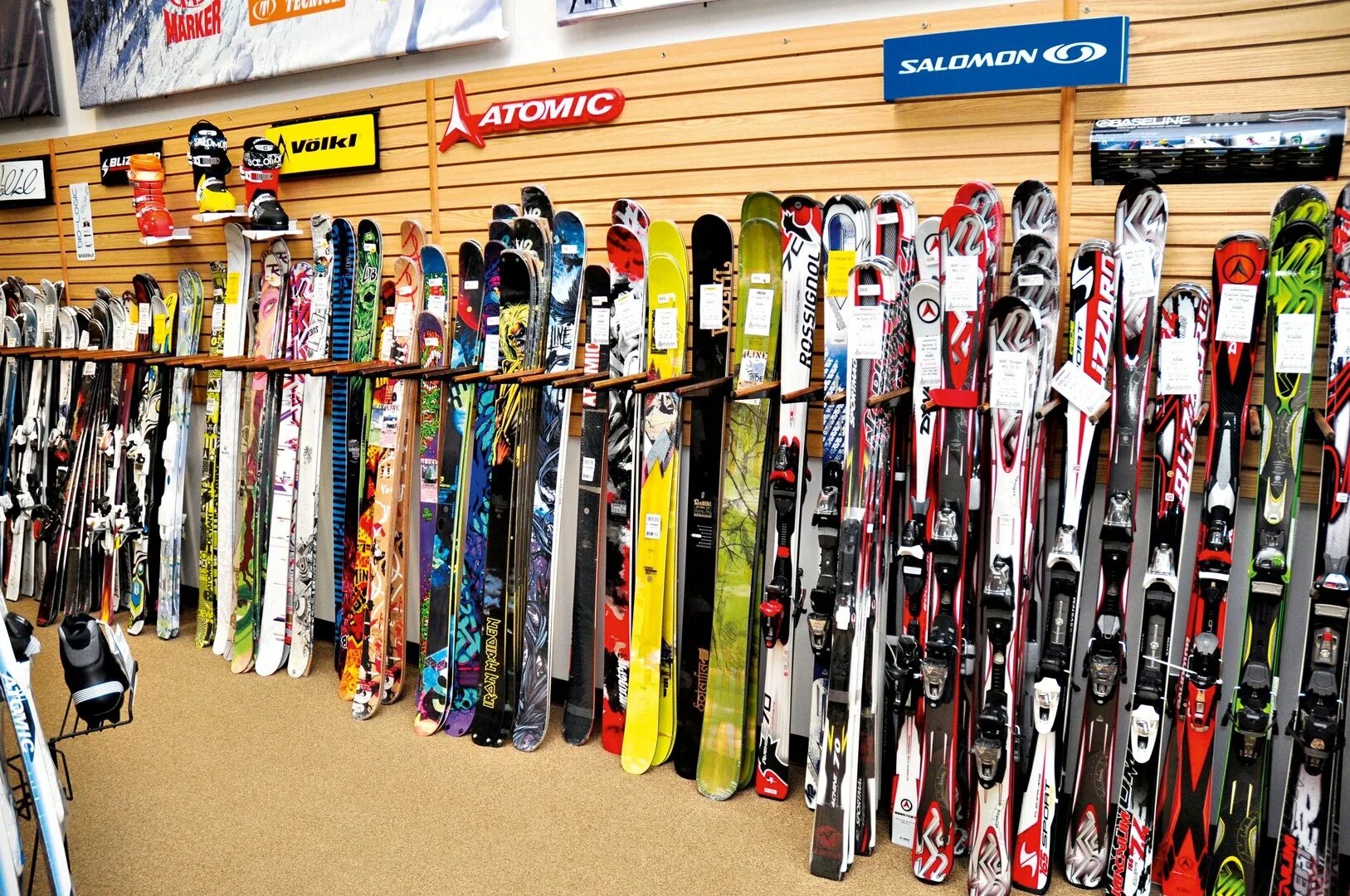 Оборудование для горных лыж. Горные лыжи снаряжение. Магазин горных лыж. Лыжный инвентарь. Взять лыжи в прокат
