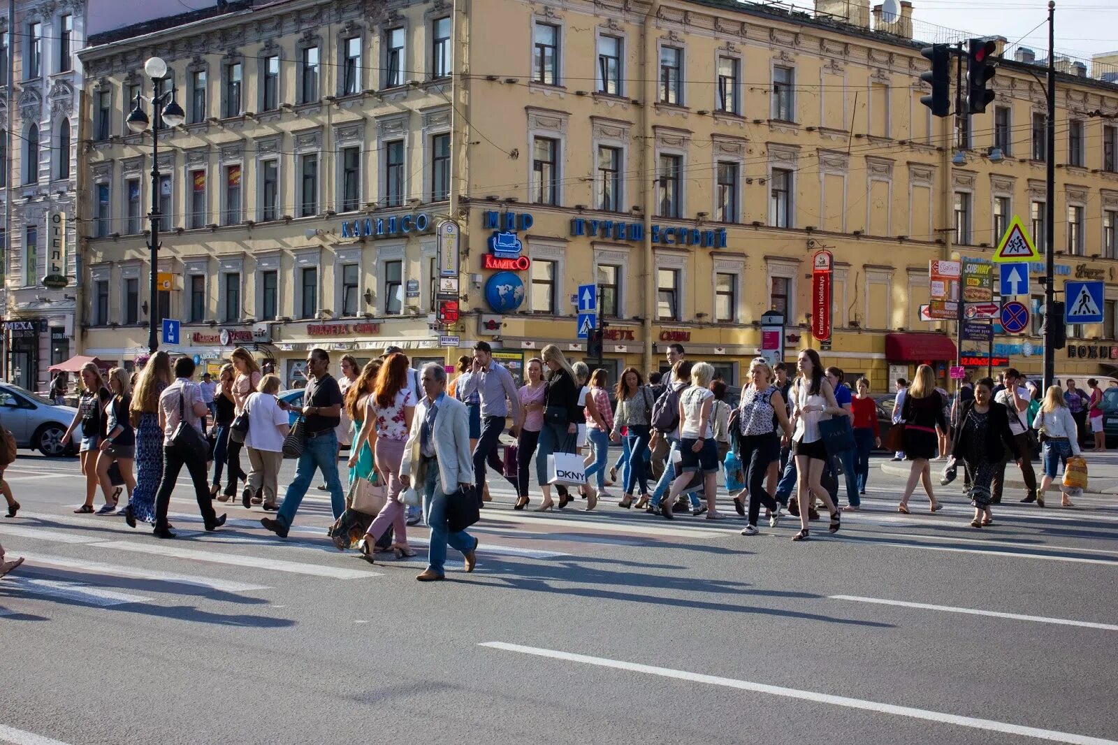 Толпа на Невском пр. в часы пик СПБ. Люди на улице. Житель рф спб